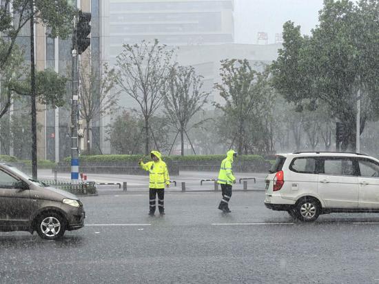交警现场指挥交通