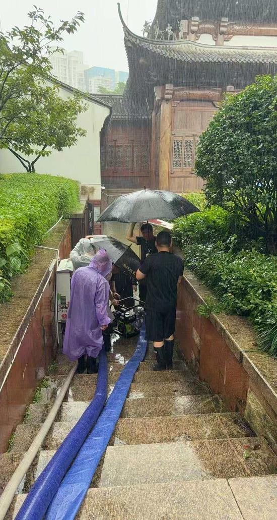 工作人员正在进行抽水作业