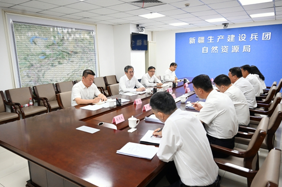 9月2日，自治区党委副书记、兵团党委书记、政委何忠友在兵团自然资源局调研并座谈。兵团日报全媒体记者 张鑫 摄