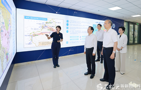 8月31日，吉林省委书记黄强，自治区党委书记陈小江在乌鲁木齐国际陆港区听取平台建设情况介绍。天山网-新疆日报记者 崔志坚摄