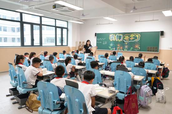 在温州市蒲鞋市小学黎明校区新校舍，首批新生开启校园生活