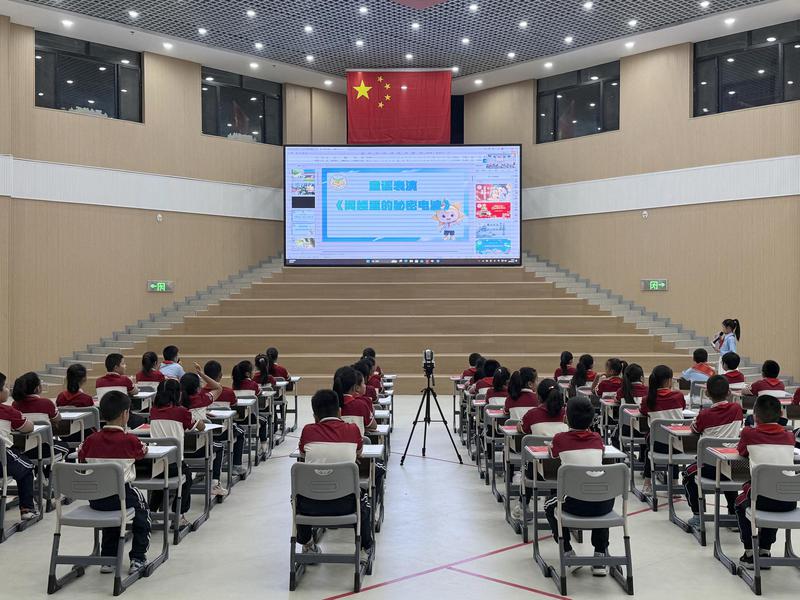“云端开学第一课”现场。成可宁 摄