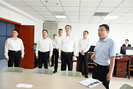9月2日，自治区党委副书记、兵团党委书记、政委何忠友在兵团生态环境局相关处室，详细了解天山北坡城市群大气污染防治等工作情况。兵团日报全媒体记者 张鑫 摄