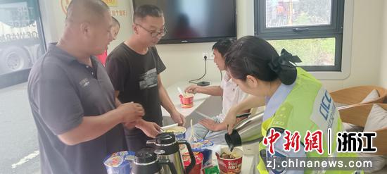 收费站给司乘送方便面等食物。台州管理中心 供图 收费站给司乘送方便面等食物。台州管理中心 供图