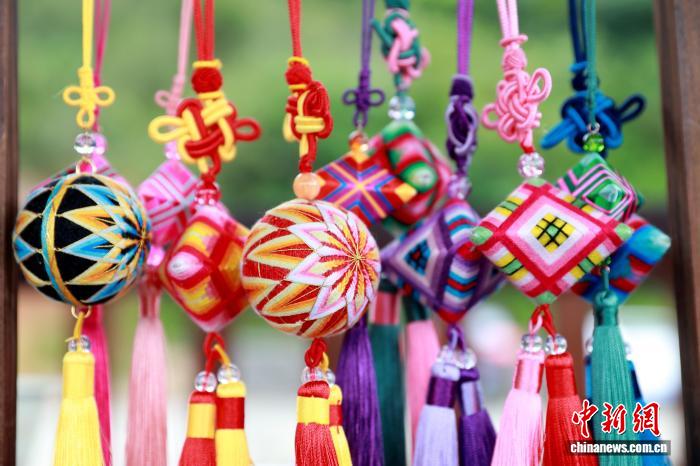 广西三江侗乡：巧手织就吉祥花