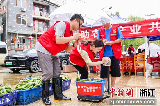 志愿者对时令蔬菜称重登记。浙江交通集团 供图 志愿者对时令蔬菜称重登记。浙江交通集团 供图
