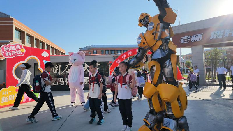 克拉玛依市红山湖学校开学迎新仪式。王帅 摄