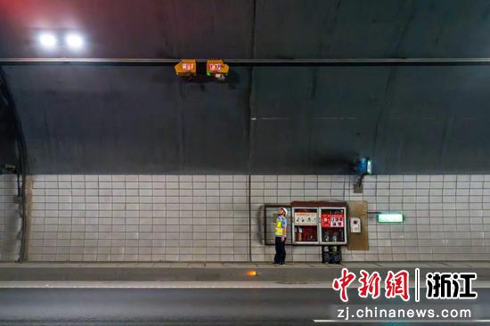 隧道机器人正在巡检。&nbsp;蒋盛康&nbsp;摄