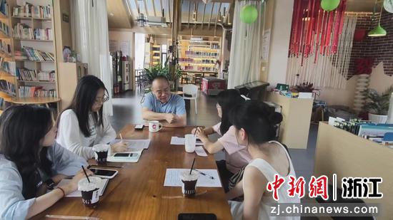 日前，实践团与坡塘村党委书记罗国海开展深入座谈。（浙江农林大学供图）