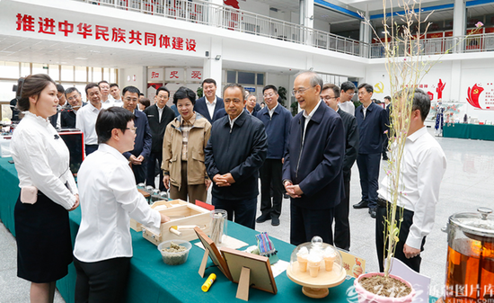 9月1日，吉林省委书记黄强，自治区党委副书记、自治区主席艾尔肯·吐尼亚孜在阿勒泰职业技术学院，实地考察教育援疆工作进展情况。天山网-新疆日报记者 谢龙摄e