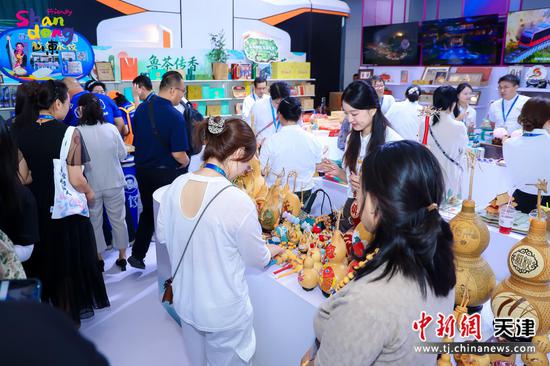 图为“好客山东 好品山东”展台现场。(主办方供图) 图为“好客山东 好品山东”展台现场。(主办方供图)
