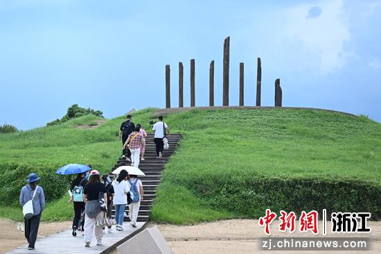 图为:寻踪团成员在良渚古城遗址公园参观。中新社记者 王刚 摄 图为:寻踪团成员在良渚古城遗址公园参观。中新社记者 王刚 摄