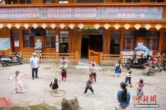 图为学生在进行课外活动。吴德军 摄 图为学生在进行课外活动。吴德军 摄