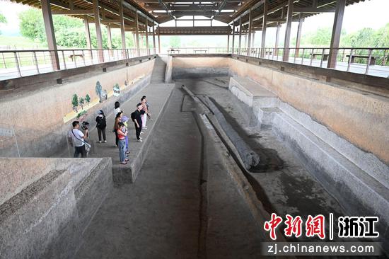 图为:寻踪团成员在大木作遗址区参观。中新社记者 王刚 摄 图为:寻踪团成员在大木作遗址区参观。中新社记者 王刚 摄