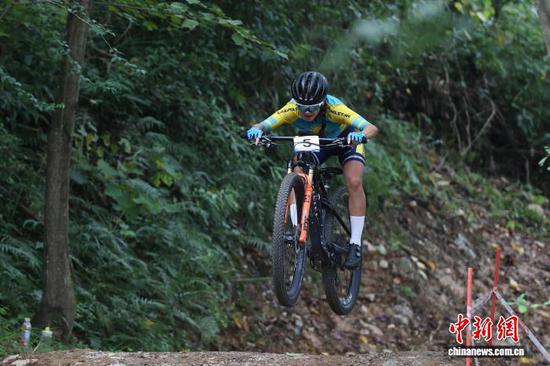 图为女子精英组XCC短道越野赛。中新社记者 瞿宏伦 摄