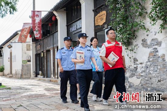 浙江平湖推动治保主任专职化、体系化、专业化。平湖市公安局供图 浙江平湖推动治保主任专职化、体系化、专业化。平湖市公安局供图