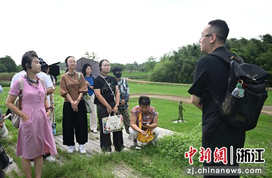 图为:资深文博媒体人董臻为寻踪团成员讲解。中新社记者 王刚 摄 图为:资深文博媒体人董臻为寻踪团成员讲解。中新社记者 王刚 摄
