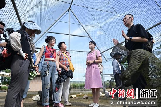图为:寻踪团成员在钟家港作坊区参观。中新社记者 王刚 摄 图为:寻踪团成员在钟家港作坊区参观。中新社记者 王刚 摄