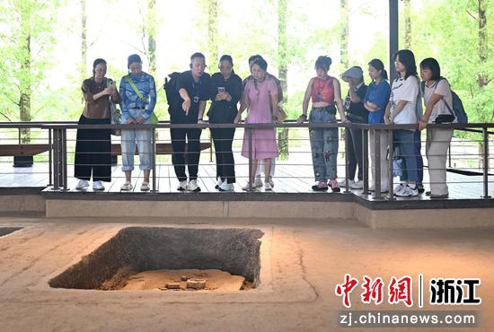 图为:寻踪团成员在反山王陵参观。中新社记者 王刚 摄 图为:寻踪团成员在反山王陵参观。中新社记者 王刚 摄