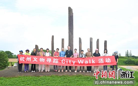 图为:寻踪团在良渚古城遗址公园内合影。中新社记者 王刚 摄 图为:寻踪团在良渚古城遗址公园内合影。中新社记者 王刚 摄