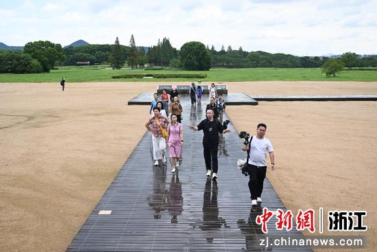图为:寻踪团成员在良渚古城遗址公园参观。中新社记者 王刚 摄 图为:寻踪团成员在良渚古城遗址公园参观。中新社记者 王刚 摄