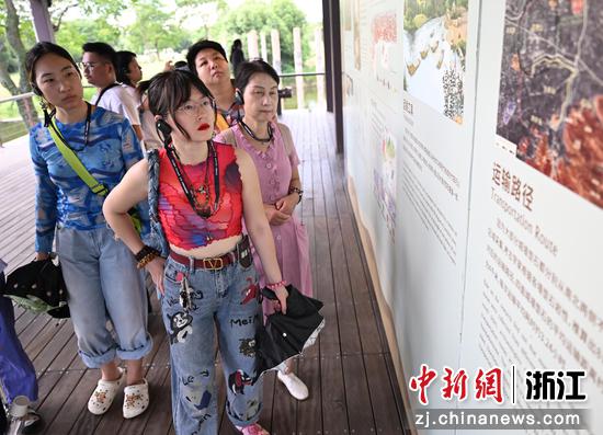图为:寻踪团成员在南城墙参观。中新社记者 王刚 摄 图为:寻踪团成员在南城墙参观。中新社记者 王刚 摄