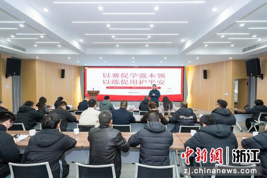 浙江平湖推动治保主任专职化、体系化、专业化。平湖市公安局供图 浙江平湖推动治保主任专职化、体系化、专业化。平湖市公安局供图