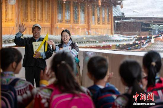 图为潘先锋、彭韩萍与学生在乌英苗寨教学点挥手再见。吴德军 摄 图为潘先锋、彭韩萍与学生在乌英苗寨教学点挥手再见。吴德军 摄