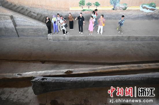 图为:寻踪团成员在大木作遗址区参观。中新社记者 王刚 摄 图为:寻踪团成员在大木作遗址区参观。中新社记者 王刚 摄