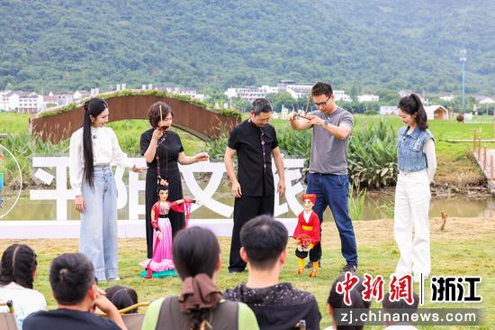 游客体验平阳木偶戏。林鑫 摄 游客体验平阳木偶戏。林鑫 摄