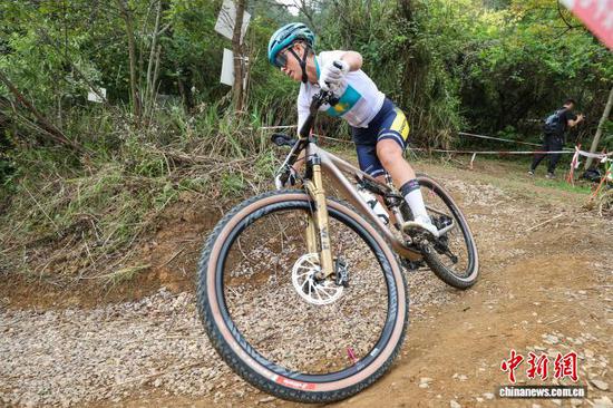 图为女子精英组XCC短道越野赛。中新社记者 瞿宏伦 摄