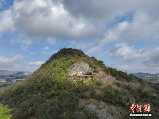 贵州省普定穿洞遗址远景(南洞口)。(资料图)(贵州省文物考古研究所 供图)