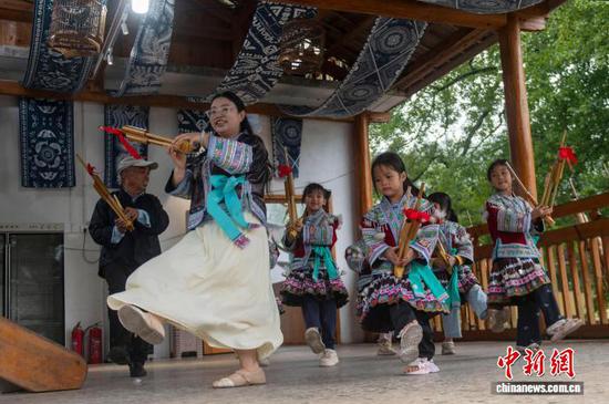 图为彭韩萍和潘先锋在乌英苗寨教学点指导学生跳芦笙舞。吴德军 摄 图为彭韩萍和潘先锋在乌英苗寨教学点指导学生跳芦笙舞。吴德军 摄