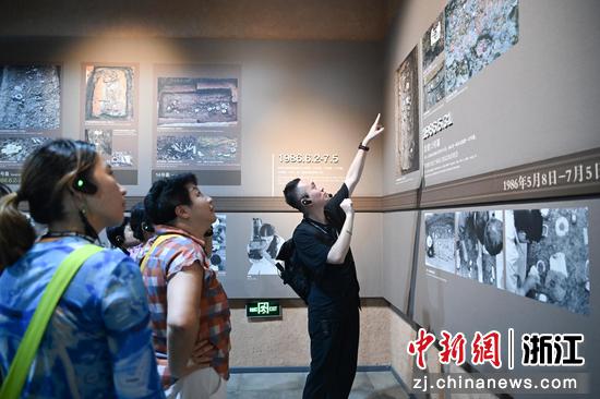 图为:寻踪团成员在反山王陵参观。中新社记者 王刚 摄 图为:寻踪团成员在反山王陵参观。中新社记者 王刚 摄