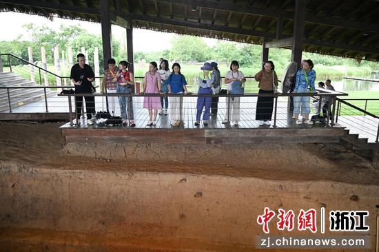 图为:寻踪团成员在南城墙参观。中新社记者 王刚 摄 图为:寻踪团成员在南城墙参观。中新社记者 王刚 摄