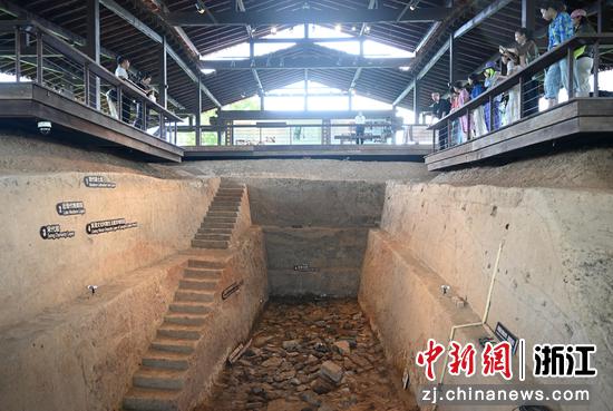 图为:寻踪团成员在南城墙参观。中新社记者 王刚 摄 图为:寻踪团成员在南城墙参观。中新社记者 王刚 摄