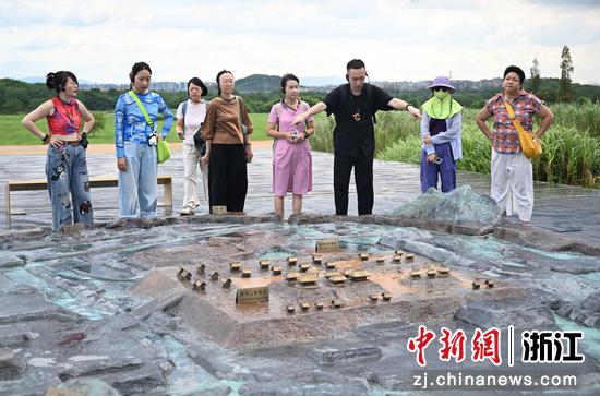 图为:寻踪团成员在莫角山宫殿区参观。中新社记者 王刚 摄 图为:寻踪团成员在莫角山宫殿区参观。中新社记者 王刚 摄