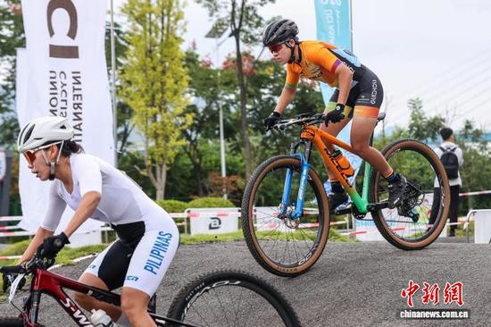 图为女子精英组XCC短道越野赛。中新社记者 瞿宏伦 摄