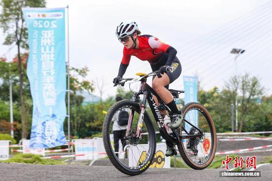 图为女子精英组XCC短道越野赛。中新社记者 瞿宏伦 摄