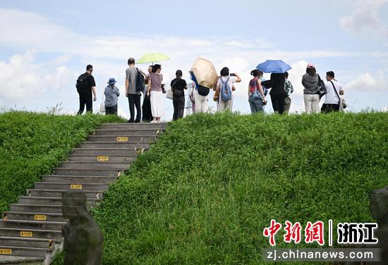 图为:寻踪团成员探访陆城门。中新社记者 王刚 摄 图为:寻踪团成员探访陆城门。中新社记者 王刚 摄