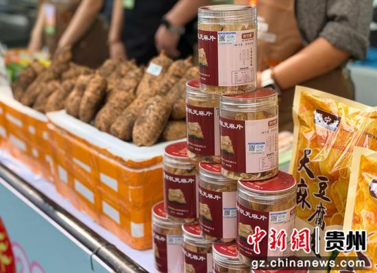 图为展区售卖的贵州产品。