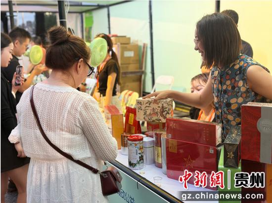 图为贵州展区遵义红茶叶产品吸引游客驻足。