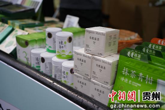 图为展区售卖的贵州产品。