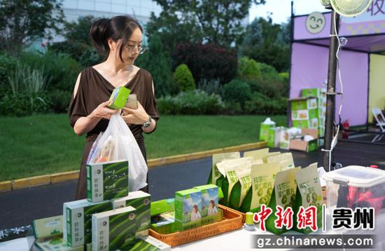 图为展区售卖抹茶产品吸引游客驻足。