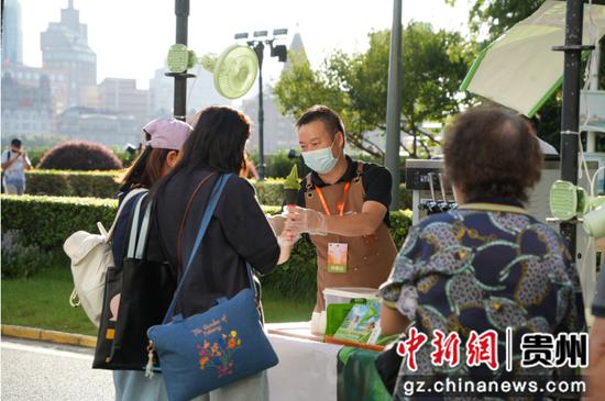 图为抹茶冰淇淋深受游客喜爱。