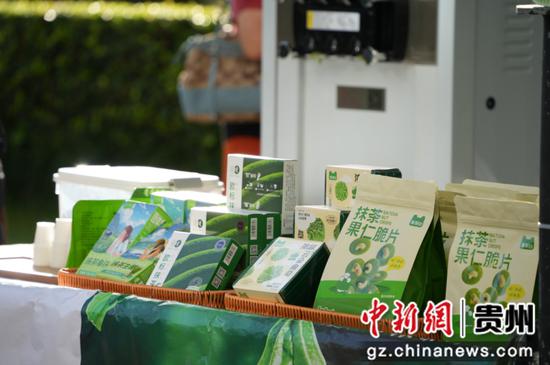 图为展区售卖的贵州产品。