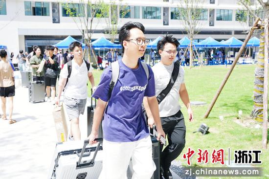 温州理工学院乐清校区迎来首批学生。刘言勇 摄 温州理工学院乐清校区迎来首批学生。刘言勇 摄