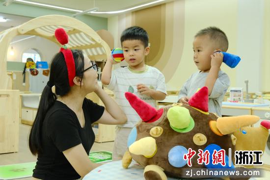 近日，镇海宝山幼儿园工作人员在跟幼儿互动。镇海宝山幼儿园&nbsp;供图