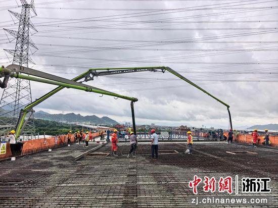 甬台温改扩建宁波南段凫溪2号大桥施工现场。浙江交通集团 供图 甬台温改扩建宁波南段凫溪2号大桥施工现场。浙江交通集团 供图