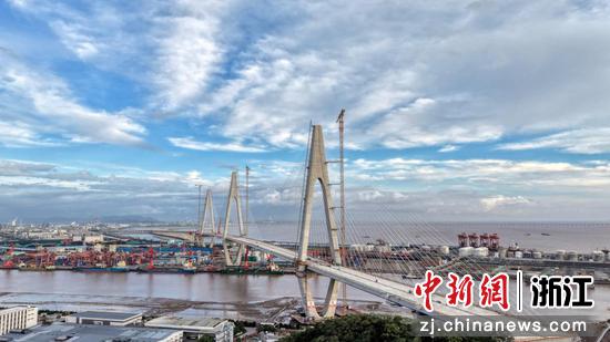 杭甬复线宁波三期甬江特大桥施工现场。浙江交通集团 供图 杭甬复线宁波三期甬江特大桥施工现场。浙江交通集团 供图